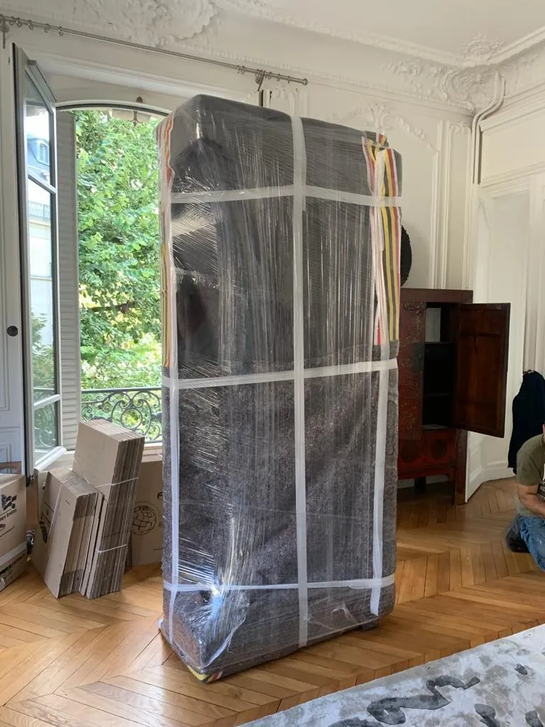Armoire protégée sous couverture et film dans un appartement haussmannien