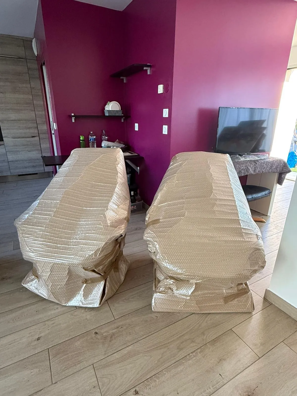 Deux fauteuils protégés par du papier bulle