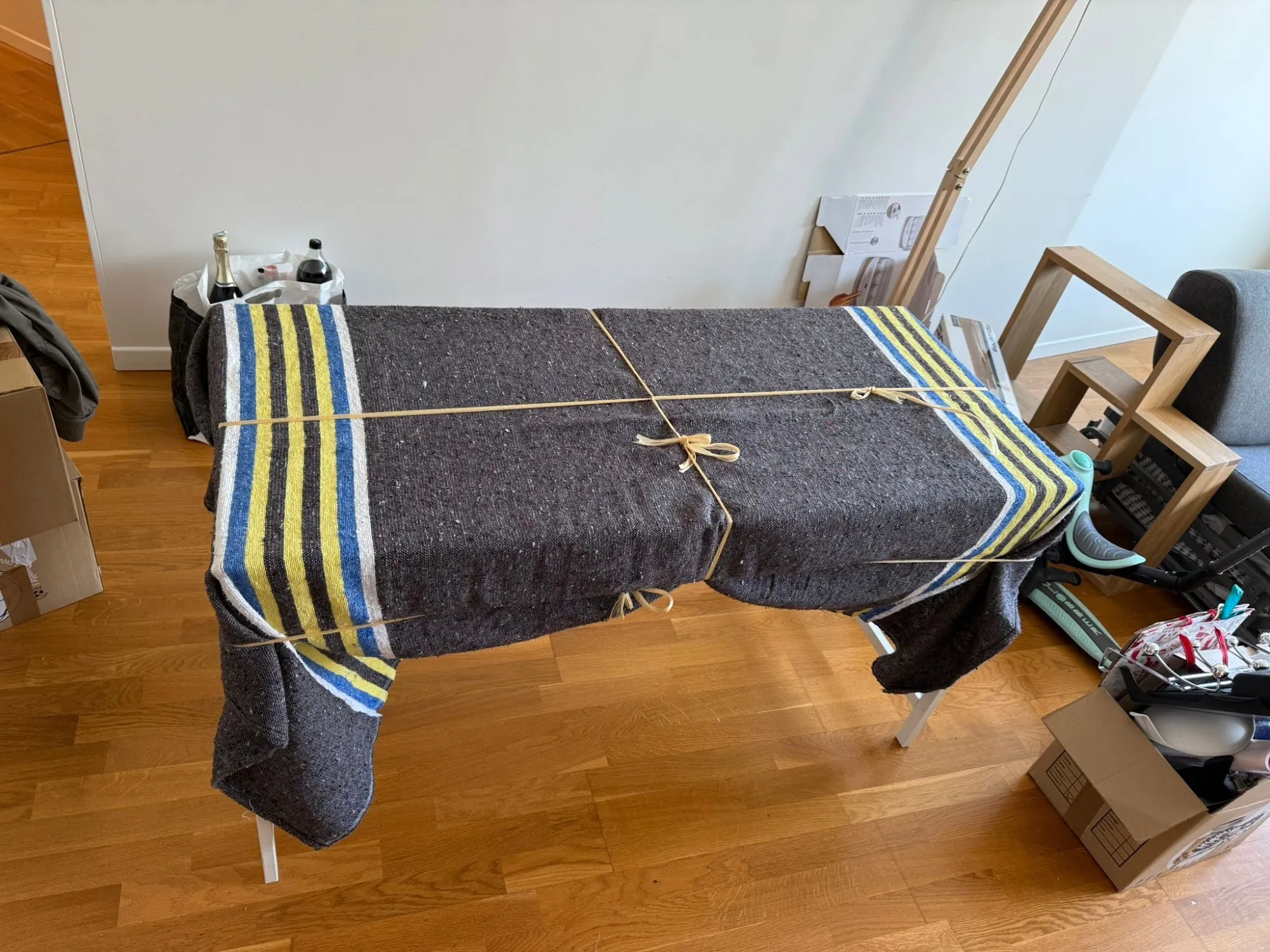 Table emballée dans une couverture de déménagement et ficelée