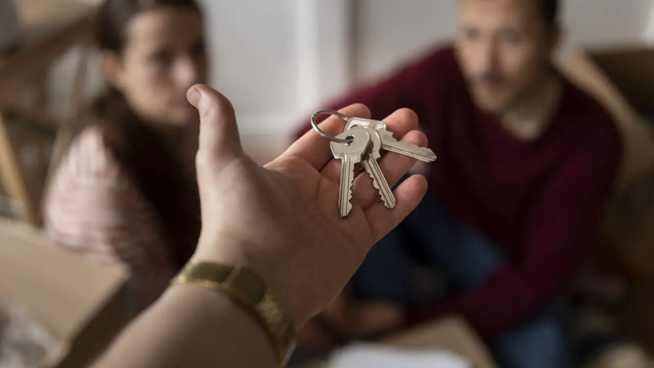 Remise des clés à un couple après un déménagement clé en main