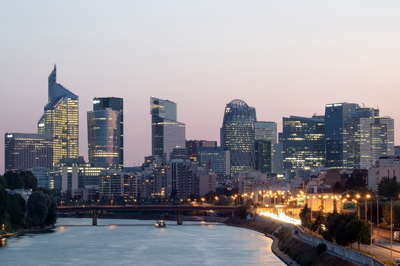 Vue panoramique de La Défense avec les tours et l’Arche, quartier d’affaires des Hauts-de-Seine